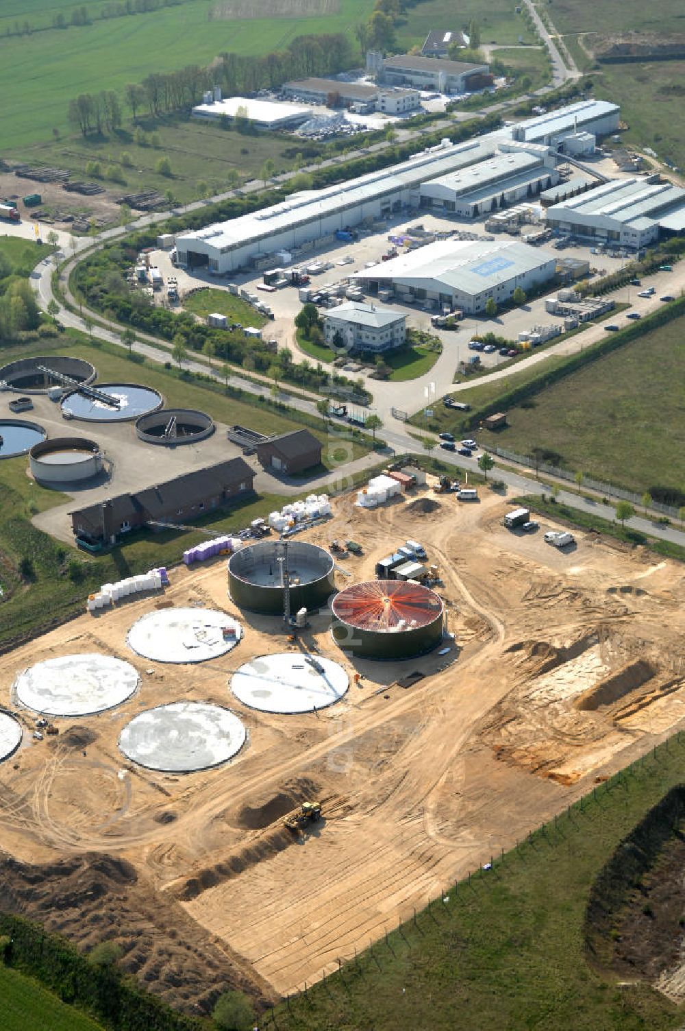 Heiligengrabe from above - Blick auf den Gewerbepark. Er befindet sich östlich von Heiligengrabe, direkt am Autobahndreieck Wittstock/ Dosse. Die Fläche ist Eigentum der Gemeinde und wird auch durch diese vermarktet. Kontakt: Gemeinde Heiligengrabe, Am Birkenwäldchen 1 a, Bürgermeister Herr Kippenhahn, Gewerbeamt Frau Düsterhöft, 16909 Heiligengrabe OT Heiligengrabe, Tel. 03 39 62 / 67 - 0, gemeinde@heiligengrabe.de