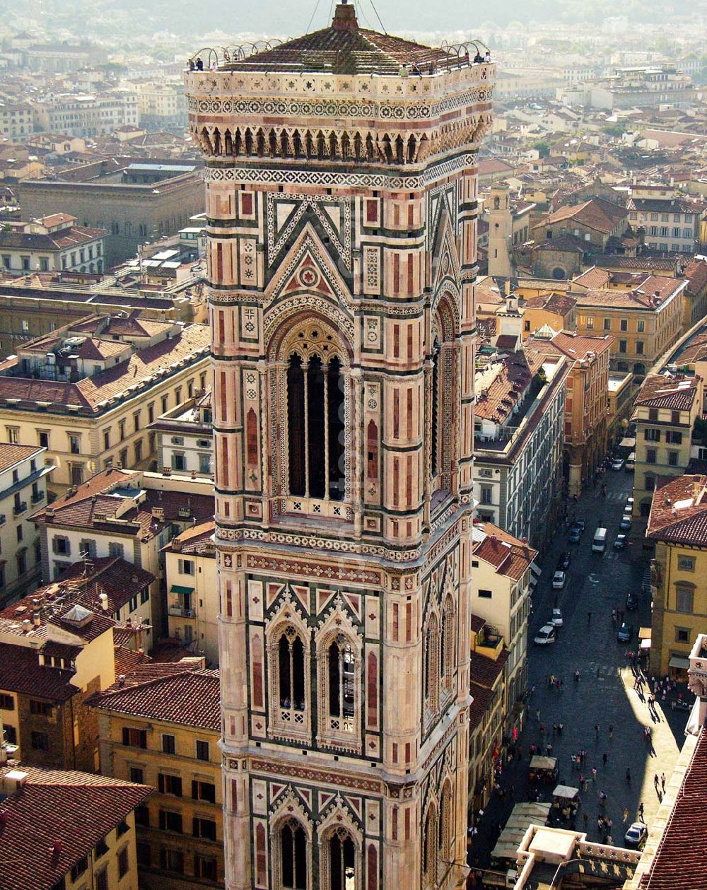 Aerial photograph Florenz - 22.09.2005 Florenz; Santa Maria del Fiore ist der Dom von Florenz. 1294 entschloss man sich zum Bau eines Doms, nach Plänen von Arnolfo di Cambio. Der Bau sollte Ausmaße haben, wie sie die Toskana nie zuvor gesehen hatte. Giotto errichtete den Campanile, den separat stehenden Glockenturm. Der Dom wurde nach der Fertigstellung der Kuppel im Jahre 1436 in Anwesenheit von Donatello, Brunelleschi, Ghiberti, Michelozzo und Alberti geweiht.