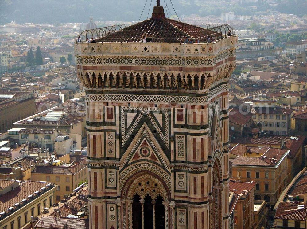 Florenz from above - 22.09.2005 Florenz; Santa Maria del Fiore ist der Dom von Florenz. 1294 entschloss man sich zum Bau eines Doms, nach Plänen von Arnolfo di Cambio. Der Bau sollte Ausmaße haben, wie sie die Toskana nie zuvor gesehen hatte. Giotto errichtete den Campanile, den separat stehenden Glockenturm. Der Dom wurde nach der Fertigstellung der Kuppel im Jahre 1436 in Anwesenheit von Donatello, Brunelleschi, Ghiberti, Michelozzo und Alberti geweiht.