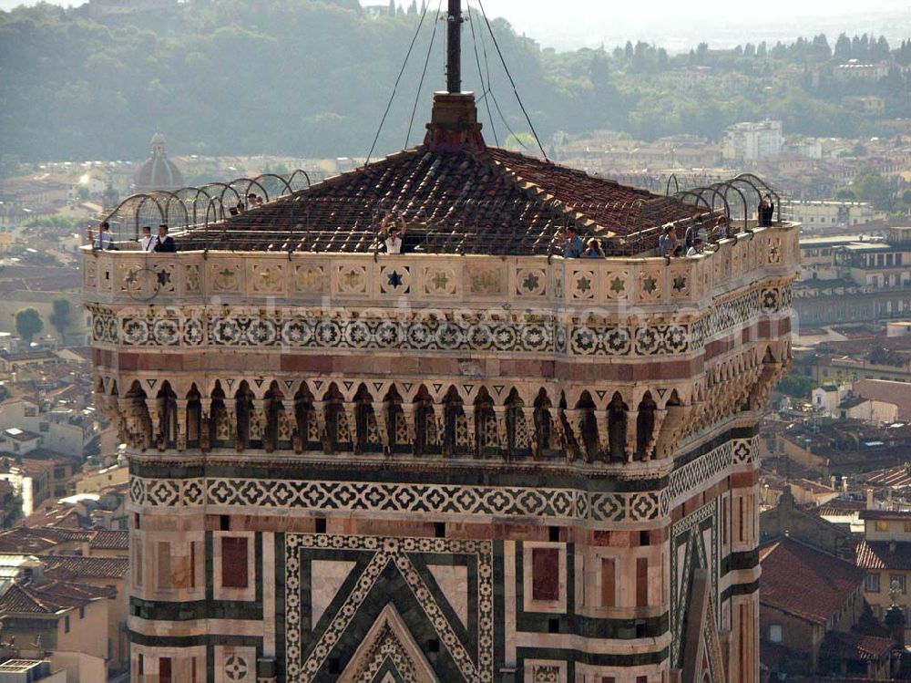 Florenz from the bird's eye view: 22.09.2005 Florenz; Santa Maria del Fiore ist der Dom von Florenz. 1294 entschloss man sich zum Bau eines Doms, nach Plänen von Arnolfo di Cambio. Der Bau sollte Ausmaße haben, wie sie die Toskana nie zuvor gesehen hatte. Giotto errichtete den Campanile, den separat stehenden Glockenturm. Der Dom wurde nach der Fertigstellung der Kuppel im Jahre 1436 in Anwesenheit von Donatello, Brunelleschi, Ghiberti, Michelozzo und Alberti geweiht.