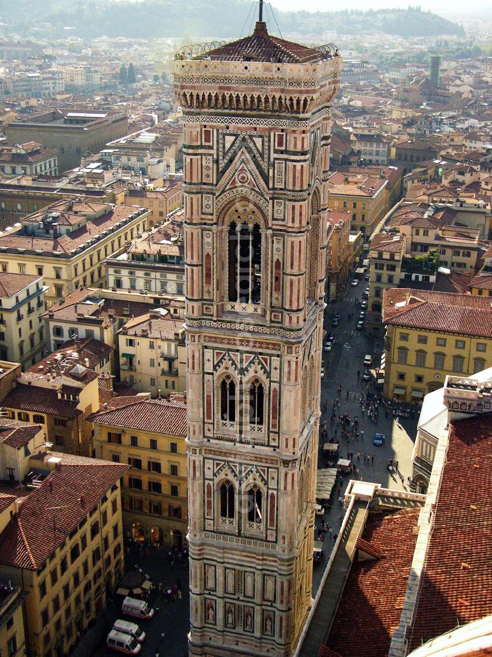 Aerial image Florenz - 22.09.2005 Florenz; Santa Maria del Fiore ist der Dom von Florenz. 1294 entschloss man sich zum Bau eines Doms, nach Plänen von Arnolfo di Cambio. Der Bau sollte Ausmaße haben, wie sie die Toskana nie zuvor gesehen hatte. Giotto errichtete den Campanile, den separat stehenden Glockenturm. Der Dom wurde nach der Fertigstellung der Kuppel im Jahre 1436 in Anwesenheit von Donatello, Brunelleschi, Ghiberti, Michelozzo und Alberti geweiht.