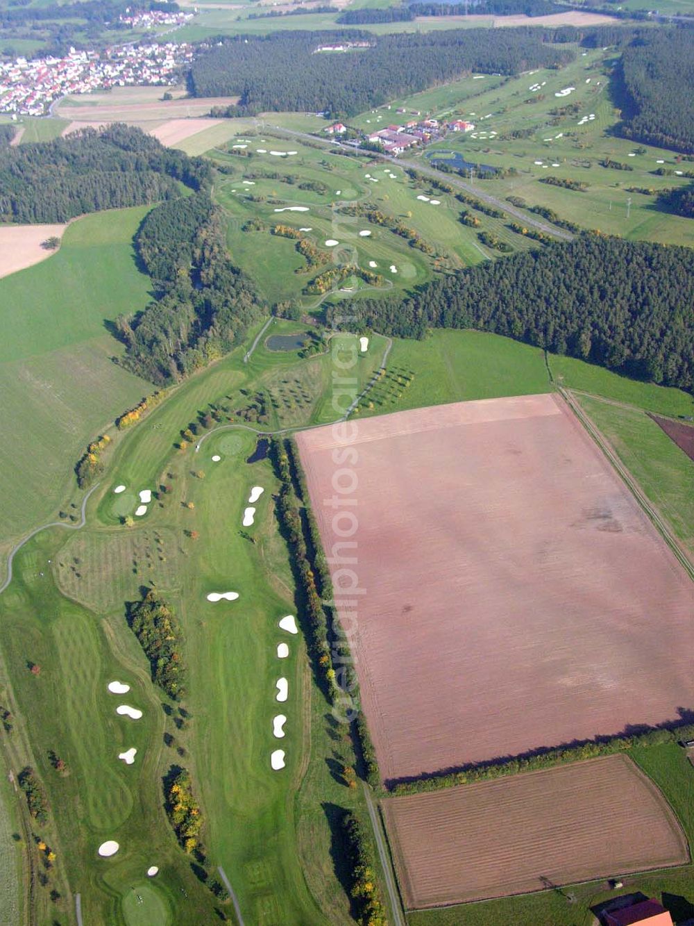 Luhe-Wildenau / Bayern from the bird's eye view: Der Golfplatz Schwanhof e.V. liegt eingebettet in ein sanft geschwungenes, herrliches, naturbelassenes Erholungsgebiet. Golfplatz Schwanhof, Klaus-Conrad-Allee 1, 92706 Luhe-Wildenau,Tel: 09607 / 92 02-0, Fax 09607 / 92 02-48