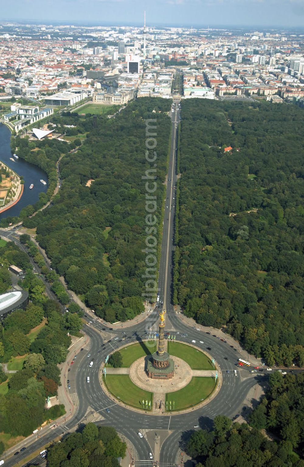 Aerial photograph Berlin - Blick auf den Großen Stern mit der Siegessäule, er ist der zentrale Platz im Großen Tiergarten. Der Große Stern wurde unter Kurfürst Friedrich III. (ab 1701 Friedrich I., König in Preußen) um 1698 durch den Hofjäger Hemmrich angelegt. Ab 1742 wurde der Große Stern im Zuge der Umgestaltung des Tiergartens durch Knobelsdorff und von 1833–1840 durch Peter Joseph Lenné zu einem repräsentativen Platz ausgebaut.In der Mitte des Platzes steht die Siegessäule mit der von den Berlinern Goldelse genannten goldenen Skulptur der Viktoria mit Lorbeerkranz obenauf. Das jetzige Aussehen des Platzes wurde 1938 angelegt, wobei die Siegessäule vom Königsplatz, dem heutigen Platz der Republik direkt vor dem Reichstag, hierher umgesetzt und dabei auch – aus Proportionsgründen – um eine Säulentrommel erhöht wurde.