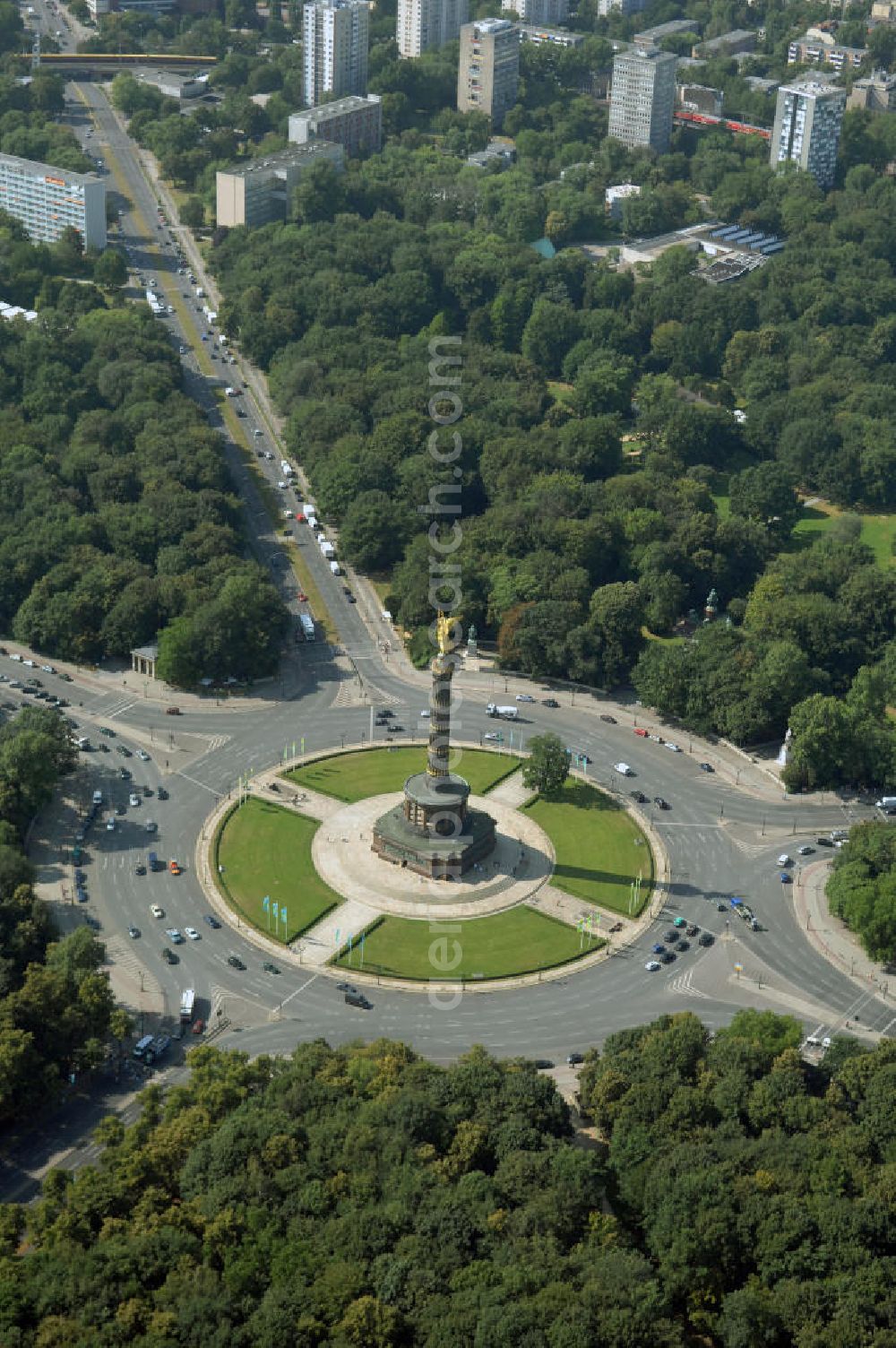 Berlin from above - Blick auf den Großen Stern mit der Siegessäule, er ist der zentrale Platz im Großen Tiergarten. Der Große Stern wurde unter Kurfürst Friedrich III. (ab 1701 Friedrich I., König in Preußen) um 1698 durch den Hofjäger Hemmrich angelegt. Ab 1742 wurde der Große Stern im Zuge der Umgestaltung des Tiergartens durch Knobelsdorff und von 1833–1840 durch Peter Joseph Lenné zu einem repräsentativen Platz ausgebaut.In der Mitte des Platzes steht die Siegessäule mit der von den Berlinern Goldelse genannten goldenen Skulptur der Viktoria mit Lorbeerkranz obenauf. Das jetzige Aussehen des Platzes wurde 1938 angelegt, wobei die Siegessäule vom Königsplatz, dem heutigen Platz der Republik direkt vor dem Reichstag, hierher umgesetzt und dabei auch – aus Proportionsgründen – um eine Säulentrommel erhöht wurde.