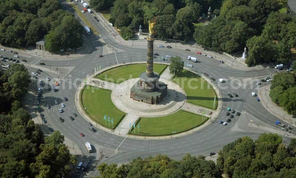 Berlin from the bird's eye view: Blick auf den Großen Stern mit der Siegessäule, er ist der zentrale Platz im Großen Tiergarten. Der Große Stern wurde unter Kurfürst Friedrich III. (ab 1701 Friedrich I., König in Preußen) um 1698 durch den Hofjäger Hemmrich angelegt. Ab 1742 wurde der Große Stern im Zuge der Umgestaltung des Tiergartens durch Knobelsdorff und von 1833–1840 durch Peter Joseph Lenné zu einem repräsentativen Platz ausgebaut.In der Mitte des Platzes steht die Siegessäule mit der von den Berlinern Goldelse genannten goldenen Skulptur der Viktoria mit Lorbeerkranz obenauf. Das jetzige Aussehen des Platzes wurde 1938 angelegt, wobei die Siegessäule vom Königsplatz, dem heutigen Platz der Republik direkt vor dem Reichstag, hierher umgesetzt und dabei auch – aus Proportionsgründen – um eine Säulentrommel erhöht wurde.