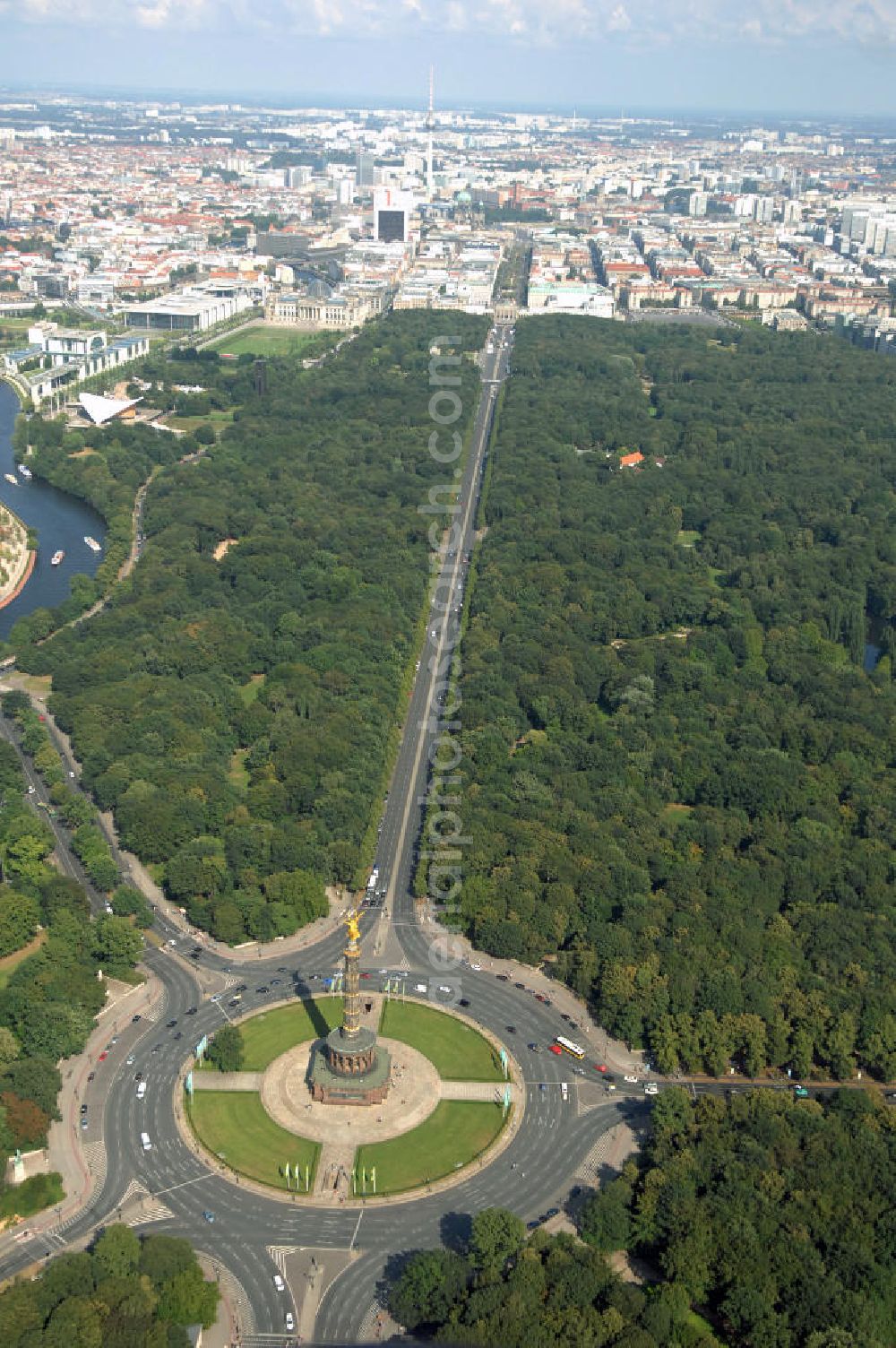 Aerial image Berlin - Blick auf den Großen Stern mit der Siegessäule, er ist der zentrale Platz im Großen Tiergarten. Der Große Stern wurde unter Kurfürst Friedrich III. (ab 1701 Friedrich I., König in Preußen) um 1698 durch den Hofjäger Hemmrich angelegt. Ab 1742 wurde der Große Stern im Zuge der Umgestaltung des Tiergartens durch Knobelsdorff und von 1833–1840 durch Peter Joseph Lenné zu einem repräsentativen Platz ausgebaut.In der Mitte des Platzes steht die Siegessäule mit der von den Berlinern Goldelse genannten goldenen Skulptur der Viktoria mit Lorbeerkranz obenauf. Das jetzige Aussehen des Platzes wurde 1938 angelegt, wobei die Siegessäule vom Königsplatz, dem heutigen Platz der Republik direkt vor dem Reichstag, hierher umgesetzt und dabei auch – aus Proportionsgründen – um eine Säulentrommel erhöht wurde.