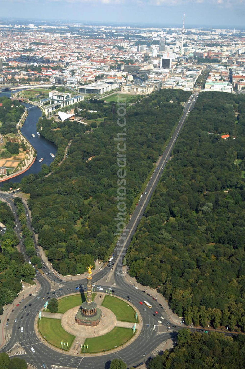 Aerial photograph Berlin - Blick auf den Großen Stern mit der Siegessäule, er ist der zentrale Platz im Großen Tiergarten. Der Große Stern wurde unter Kurfürst Friedrich III. (ab 1701 Friedrich I., König in Preußen) um 1698 durch den Hofjäger Hemmrich angelegt. Ab 1742 wurde der Große Stern im Zuge der Umgestaltung des Tiergartens durch Knobelsdorff und von 1833–1840 durch Peter Joseph Lenné zu einem repräsentativen Platz ausgebaut.In der Mitte des Platzes steht die Siegessäule mit der von den Berlinern Goldelse genannten goldenen Skulptur der Viktoria mit Lorbeerkranz obenauf. Das jetzige Aussehen des Platzes wurde 1938 angelegt, wobei die Siegessäule vom Königsplatz, dem heutigen Platz der Republik direkt vor dem Reichstag, hierher umgesetzt und dabei auch – aus Proportionsgründen – um eine Säulentrommel erhöht wurde.