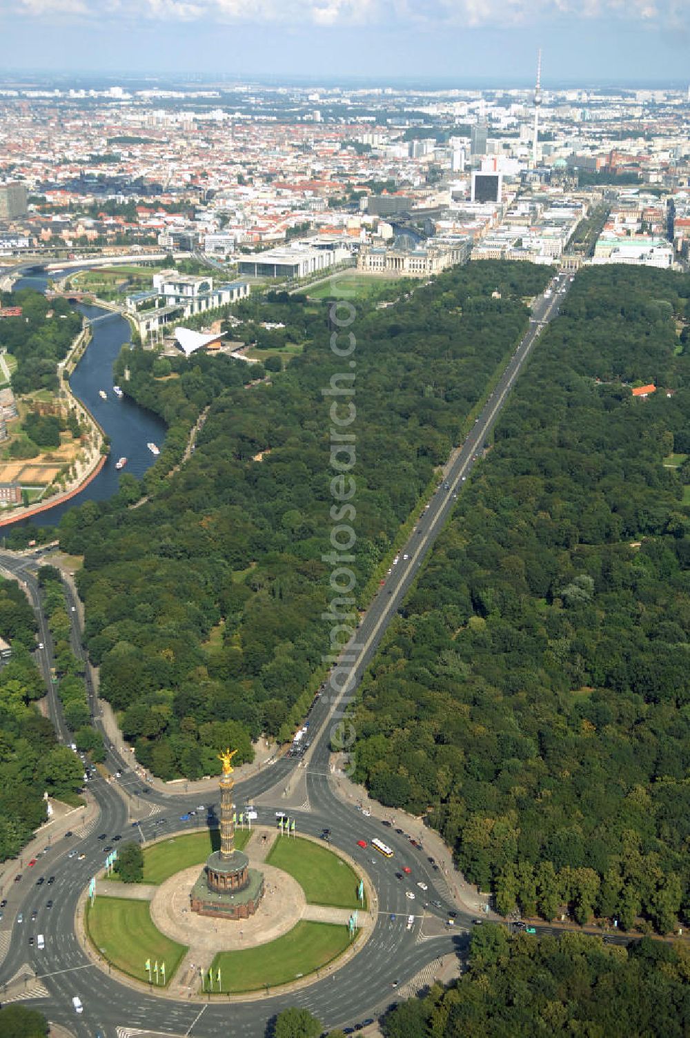 Berlin from above - Blick auf den Großen Stern mit der Siegessäule, er ist der zentrale Platz im Großen Tiergarten. Der Große Stern wurde unter Kurfürst Friedrich III. (ab 1701 Friedrich I., König in Preußen) um 1698 durch den Hofjäger Hemmrich angelegt. Ab 1742 wurde der Große Stern im Zuge der Umgestaltung des Tiergartens durch Knobelsdorff und von 1833–1840 durch Peter Joseph Lenné zu einem repräsentativen Platz ausgebaut.In der Mitte des Platzes steht die Siegessäule mit der von den Berlinern Goldelse genannten goldenen Skulptur der Viktoria mit Lorbeerkranz obenauf. Das jetzige Aussehen des Platzes wurde 1938 angelegt, wobei die Siegessäule vom Königsplatz, dem heutigen Platz der Republik direkt vor dem Reichstag, hierher umgesetzt und dabei auch – aus Proportionsgründen – um eine Säulentrommel erhöht wurde.