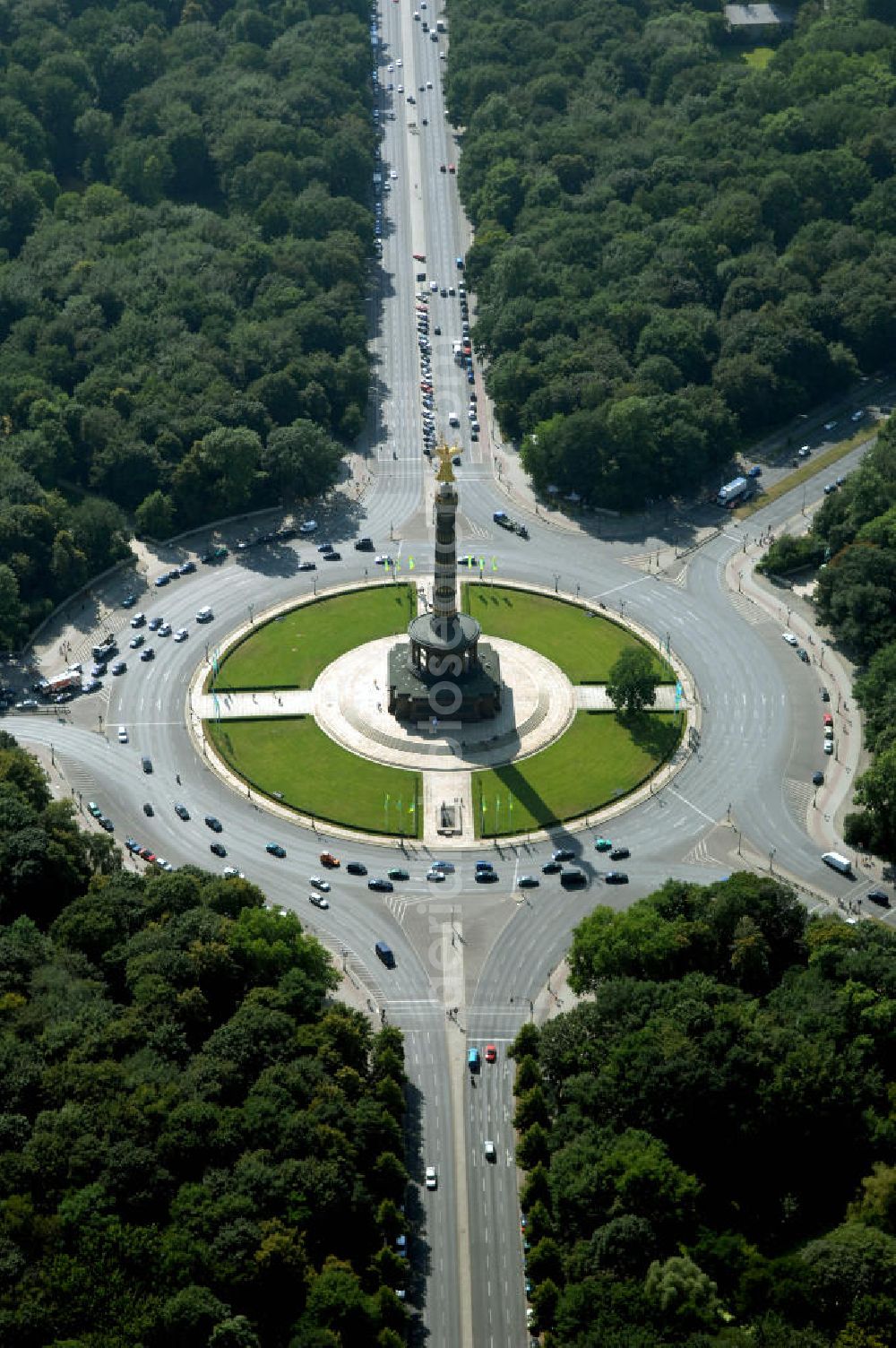 Berlin from the bird's eye view: Blick auf den Großen Stern mit der Siegessäule, er ist der zentrale Platz im Großen Tiergarten. Der Große Stern wurde unter Kurfürst Friedrich III. (ab 1701 Friedrich I., König in Preußen) um 1698 durch den Hofjäger Hemmrich angelegt. Ab 1742 wurde der Große Stern im Zuge der Umgestaltung des Tiergartens durch Knobelsdorff und von 1833–1840 durch Peter Joseph Lenné zu einem repräsentativen Platz ausgebaut.In der Mitte des Platzes steht die Siegessäule mit der von den Berlinern Goldelse genannten goldenen Skulptur der Viktoria mit Lorbeerkranz obenauf. Das jetzige Aussehen des Platzes wurde 1938 angelegt, wobei die Siegessäule vom Königsplatz, dem heutigen Platz der Republik direkt vor dem Reichstag, hierher umgesetzt und dabei auch – aus Proportionsgründen – um eine Säulentrommel erhöht wurde.