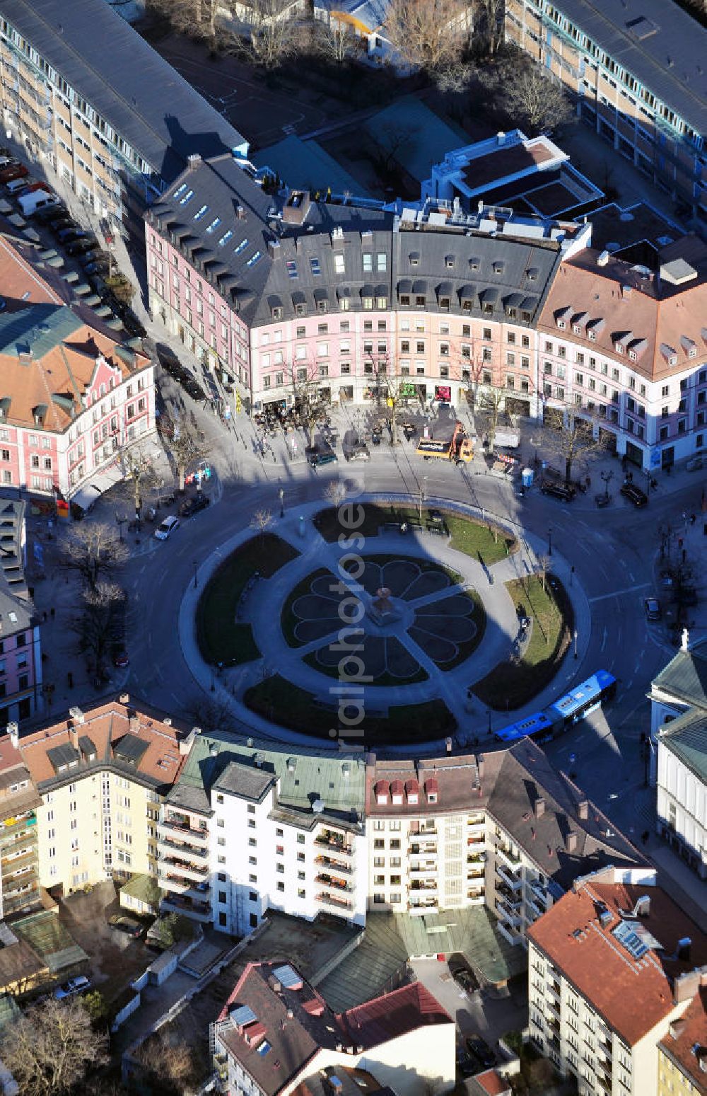 München from above - Der Gärtnerplatz an der Corneliusstraße Ecke Klenzestraße in München. Er wurde in der Mitte des neunzehnten Jahrhunderts zu Ehren Friedrich von Gärtners errichtet. The Gaertnerplatz at the Corneliusstrasse in Munich.