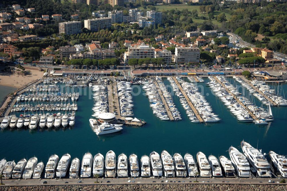 Aerial photograph Mandelieu-la-Napoule - Blick auf den Hafen Avenue Henry Clews im Stadtteil La Napoule in Mandelieu-la-Napoule