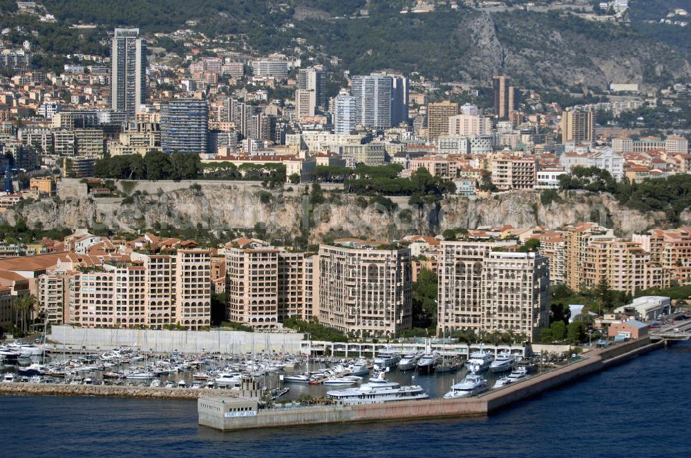 MONACO from above - Blick auf den Hafen Avenue du Port mit den Gebäuden SeaSide Plaza und Fontvieille im Stadtteil Fontveille von Monaco. Fontvieille ist ein Stadtbezirk im Fürstentum Monaco an der Cote d' Azur. Er stellt den südlichsten Teil des Stadtstaates dar, der auf einer Fläche von 32,4 ha etwa 3300 Einwohner (dies entspricht einem Zehntel der Bevölkerung des Landes) hat.