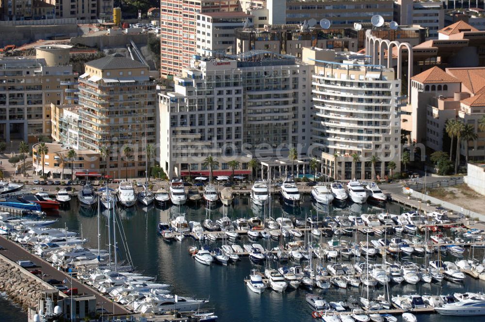 Aerial image MONACO - Blick auf den Hafen Avenue du Port mit den Gebäuden SeaSide Plaza und Fontvieille im Stadtteil Fontveille von Monaco. Fontvieille ist ein Stadtbezirk im Fürstentum Monaco an der Cote d' Azur. Er stellt den südlichsten Teil des Stadtstaates dar, der auf einer Fläche von 32,4 ha etwa 3300 Einwohner (dies entspricht einem Zehntel der Bevölkerung des Landes) hat.