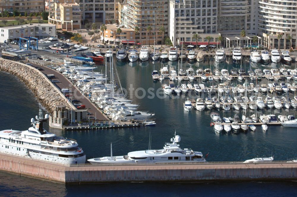 Aerial photograph MONACO - Blick auf den Hafen Avenue du Port mit den Gebäuden SeaSide Plaza und Fontvieille im Stadtteil Fontveille von Monaco. Fontvieille ist ein Stadtbezirk im Fürstentum Monaco an der Cote d' Azur. Er stellt den südlichsten Teil des Stadtstaates dar, der auf einer Fläche von 32,4 ha etwa 3300 Einwohner (dies entspricht einem Zehntel der Bevölkerung des Landes) hat.