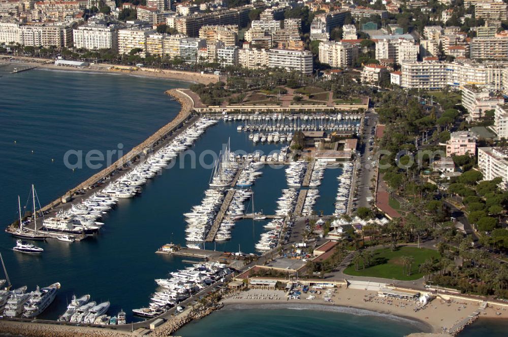 Cannes from the bird's eye view: Blick auf den Hafen am Boulevard de la Croisette im Stadtteil Palm Beach in Cannes. Cannes ist eine Stadt mit ca. 70.200 Einwohnern (2006) in Südfrankreich an der Cote d' Azur im Département Alpes-Maritimes.