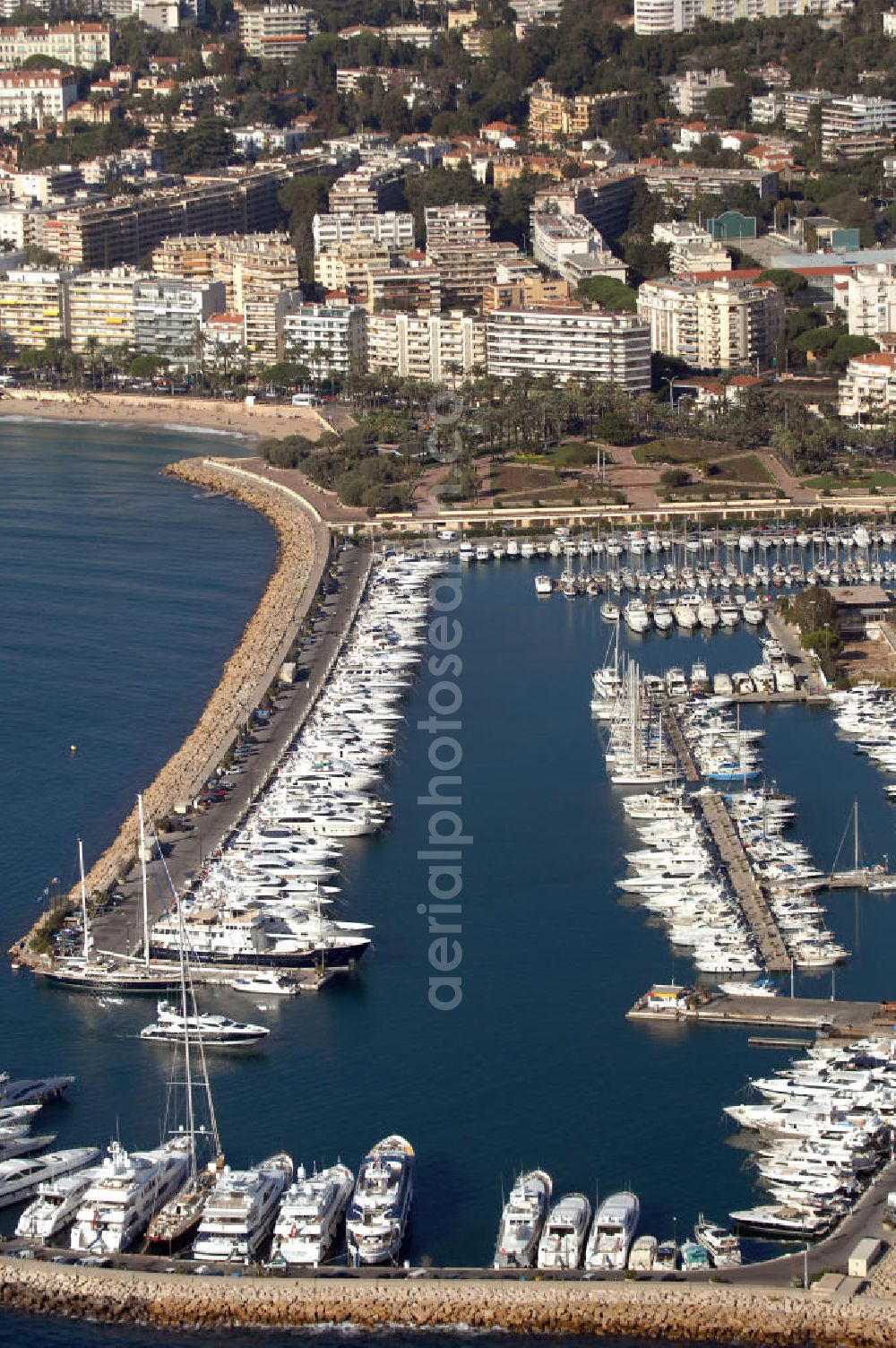 Aerial image Cannes - Blick auf den Hafen am Boulevard de la Croisette im Stadtteil Palm Beach in Cannes. Cannes ist eine Stadt mit ca. 70.200 Einwohnern (2006) in Südfrankreich an der Cote d' Azur im Département Alpes-Maritimes.