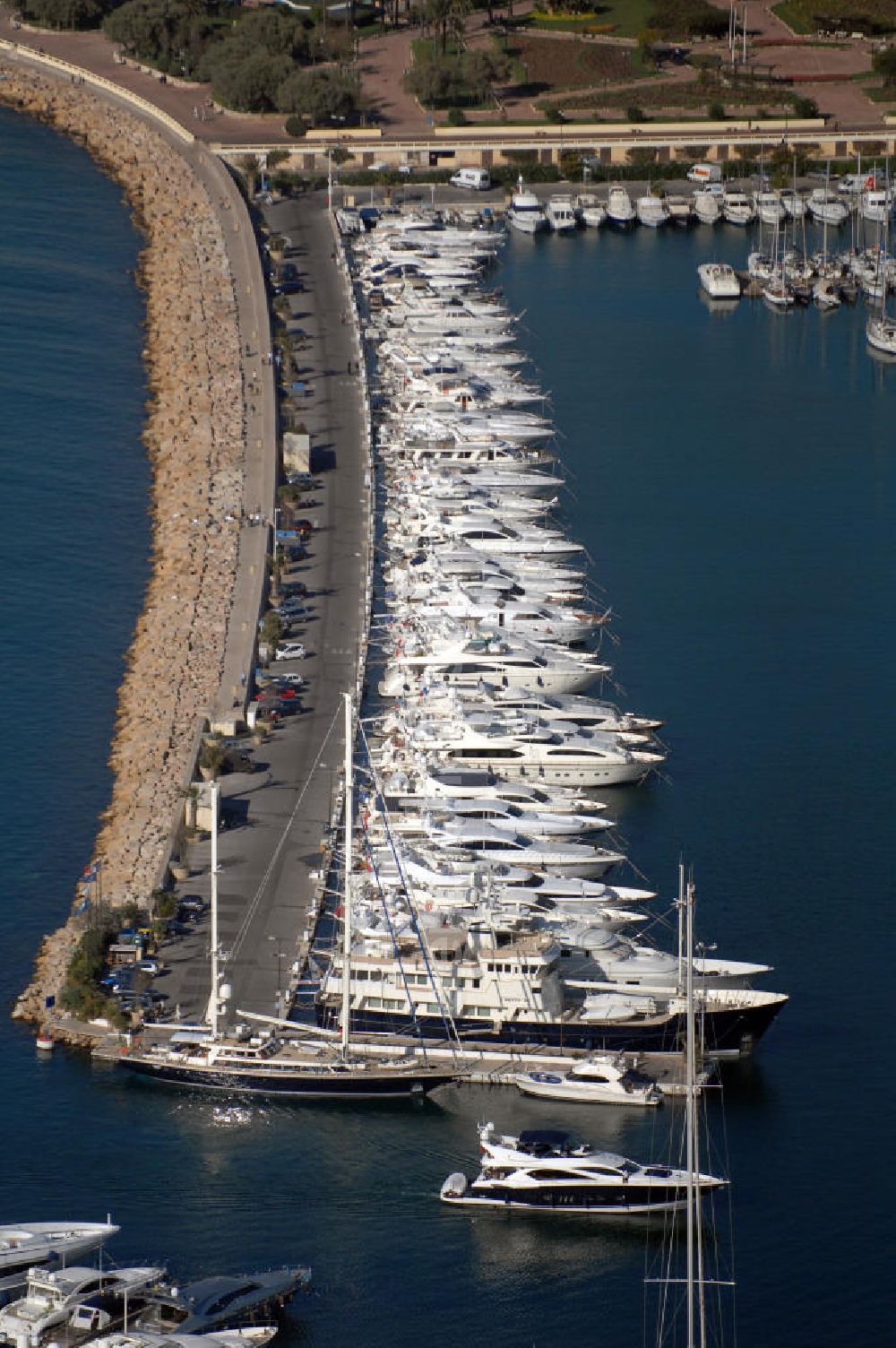 Aerial photograph Cannes - Blick auf den Hafen am Boulevard de la Croisette im Stadtteil Palm Beach in Cannes. Cannes ist eine Stadt mit ca. 70.200 Einwohnern (2006) in Südfrankreich an der Cote d' Azur im Département Alpes-Maritimes.