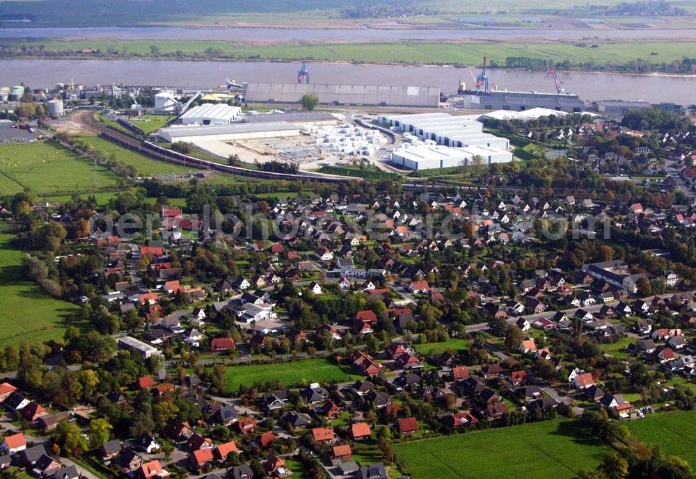 Aerial photograph Brake - 18.10.2005 Brake; Das Bild des Hafens wird geprägt von seiner Funktion als Umschlagszentrum für die traditionellen Massenschüttgüter Getreide, Futter- und Düngemittel, Schwefel sowie die Massenstückgüter Holz, Papier, Eisen und Stahl. Zusätzlich gewinnt der Umschlag von Projektladung, Stück- und Schwergut sowie Containern ständig an Bedeutung und bildet einen weiteren Schwerpunkt. An einem Kai von 3,3 Kilometern Länge stehen leistungsfähige Verlade- und Lagereinrichtungen zur Verfügung. Dazu gehören die Siloanlagen der J. Müller Agri Terminal GmbH und Co. KG.