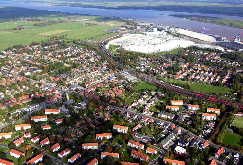 Aerial image Brake - 18.10.2005 Brake; Das Bild des Hafens wird geprägt von seiner Funktion als Umschlagszentrum für die traditionellen Massenschüttgüter Getreide, Futter- und Düngemittel, Schwefel sowie die Massenstückgüter Holz, Papier, Eisen und Stahl. Zusätzlich gewinnt der Umschlag von Projektladung, Stück- und Schwergut sowie Containern ständig an Bedeutung und bildet einen weiteren Schwerpunkt. An einem Kai von 3,3 Kilometern Länge stehen leistungsfähige Verlade- und Lagereinrichtungen zur Verfügung. Dazu gehören die Siloanlagen der J. Müller Agri Terminal GmbH und Co. KG.