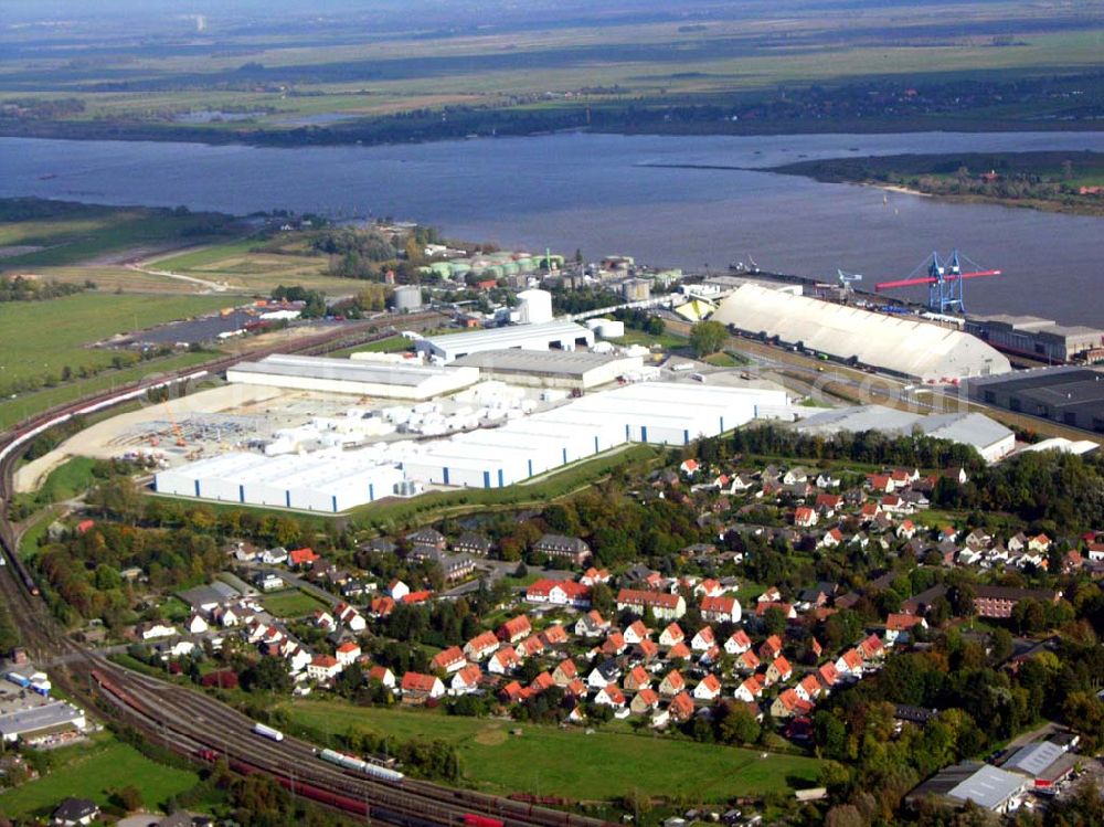 Aerial photograph Brake - 18.10.2005 Brake; Das Bild des Hafens wird geprägt von seiner Funktion als Umschlagszentrum für die traditionellen Massenschüttgüter Getreide, Futter- und Düngemittel, Schwefel sowie die Massenstückgüter Holz, Papier, Eisen und Stahl. Zusätzlich gewinnt der Umschlag von Projektladung, Stück- und Schwergut sowie Containern ständig an Bedeutung und bildet einen weiteren Schwerpunkt. An einem Kai von 3,3 Kilometern Länge stehen leistungsfähige Verlade- und Lagereinrichtungen zur Verfügung. Dazu gehören die Siloanlagen der J. Müller Agri Terminal GmbH und Co. KG.