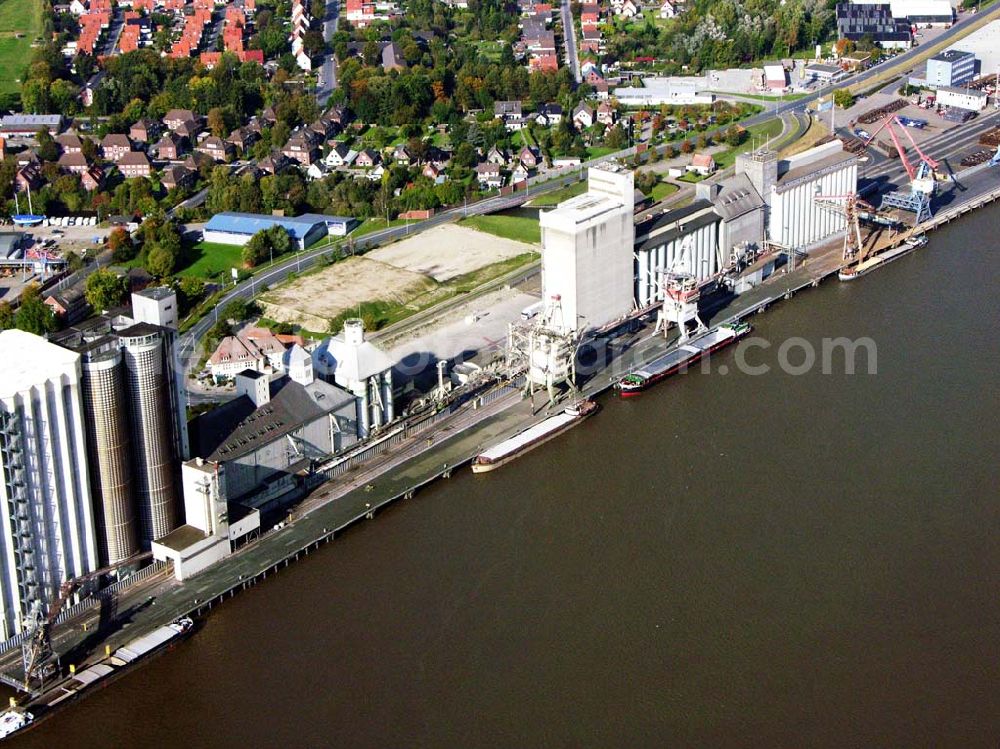 Brake from the bird's eye view: 18.10.2005 Brake; Das Bild des Hafens wird geprägt von seiner Funktion als Umschlagszentrum für die traditionellen Massenschüttgüter Getreide, Futter- und Düngemittel, Schwefel sowie die Massenstückgüter Holz, Papier, Eisen und Stahl. Zusätzlich gewinnt der Umschlag von Projektladung, Stück- und Schwergut sowie Containern ständig an Bedeutung und bildet einen weiteren Schwerpunkt. An einem Kai von 3,3 Kilometern Länge stehen leistungsfähige Verlade- und Lagereinrichtungen zur Verfügung. Dazu gehören die Siloanlagen der J. Müller Agri Terminal GmbH und Co. KG.