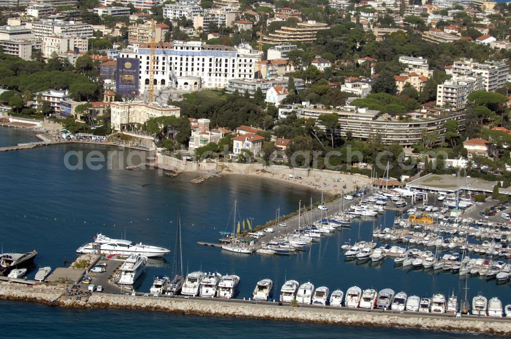 Aerial image Antibes - Blick auf den Hafen Gallice im Stadtteil Juan-les-Pins von Antibes. Juan-les-Pins ist ein Seebad an der Cote d' Azur. Der Ort gehört zur Stadt Antibes und liegt im Département Alpes-Maritimes in der Région Provence-Alpes-Cote d' Azur. Die Gemeinde hat zusammen mit Antibes etwa 74.000 Einwohner und nennt sich offiziell Antibes Juan-les-Pins. Nach Nizza sind es etwa 20 Kilometer und nach Cannes gut zwölf Kilometer.