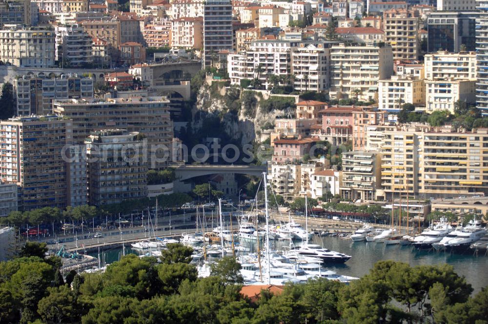 MONACO from above - Blick auf den Hafen am Quai des Etats-Unis und Quai Albert ler im Stadtteil La Condamine von Monaco. In La Condamine befindet sich der für seine besonders schönen und großen Yachten bekannte Hafen. Monte Carlo ist ein Stadtteil von Monaco, der für sein Casino und seine Prominenz bekannt ist. Es wird manchmal fälschlicherweise als Hauptstadt von Monaco ausgegeben. Monaco hat als Stadtstaat jedoch keine Hauptstadt.