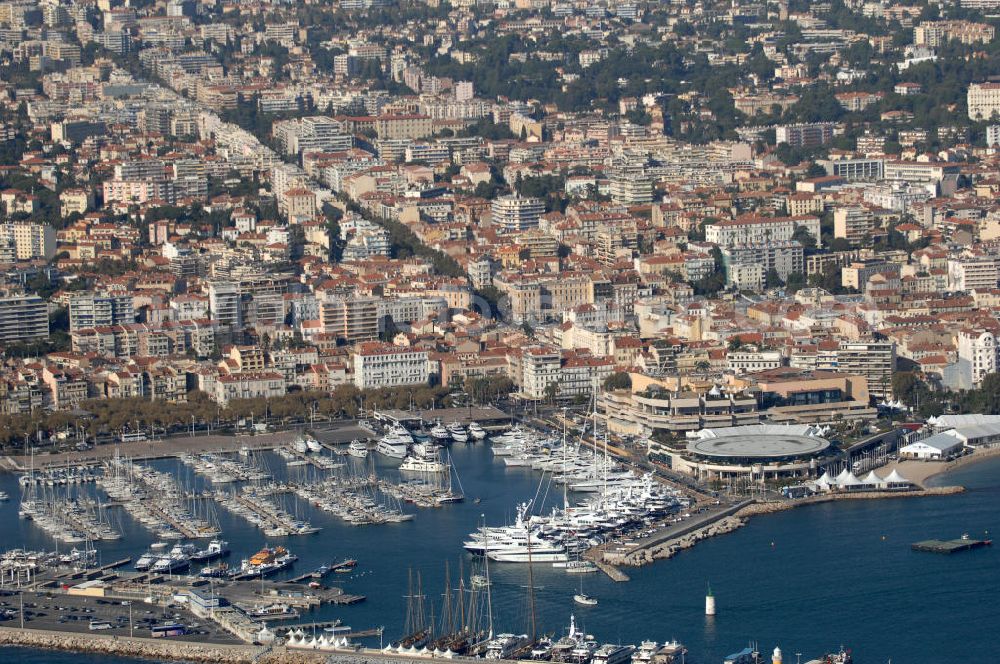 Cannes from the bird's eye view: Blick auf den Hafen am Quai Saint-Pierre in Cannes und der Palais des Festivals et des Congrès Cannes. Cannes ist eine Stadt mit ca. 70.200 Einwohnern (2006) in Südfrankreich an der Cote d' Azur im Département Alpes-Maritimes. Kontakt: Palais des Festivals et des Congrès de Cannes, 06403 Cannes, Tel. +33 (0)4 93 39 01 01, Fax +33 (0)4 93 99 37 34,