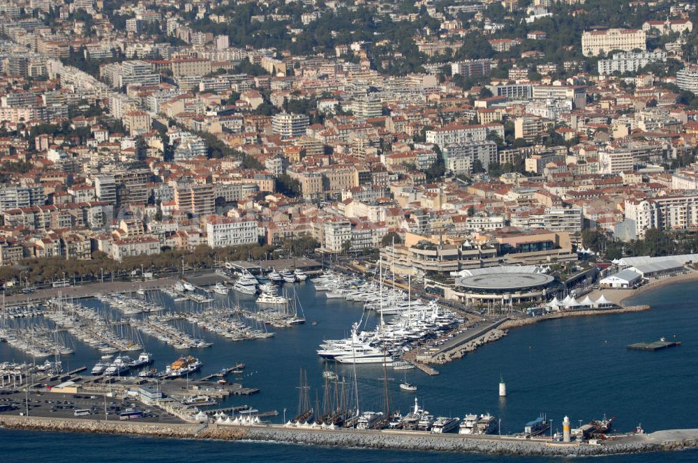 Aerial image Cannes - Blick auf den Hafen am Quai Saint-Pierre in Cannes und der Palais des Festivals et des Congrès Cannes. Cannes ist eine Stadt mit ca. 70.200 Einwohnern (2006) in Südfrankreich an der Cote d' Azur im Département Alpes-Maritimes. Kontakt: Palais des Festivals et des Congrès de Cannes, 06403 Cannes, Tel. +33 (0)4 93 39 01 01, Fax +33 (0)4 93 99 37 34,