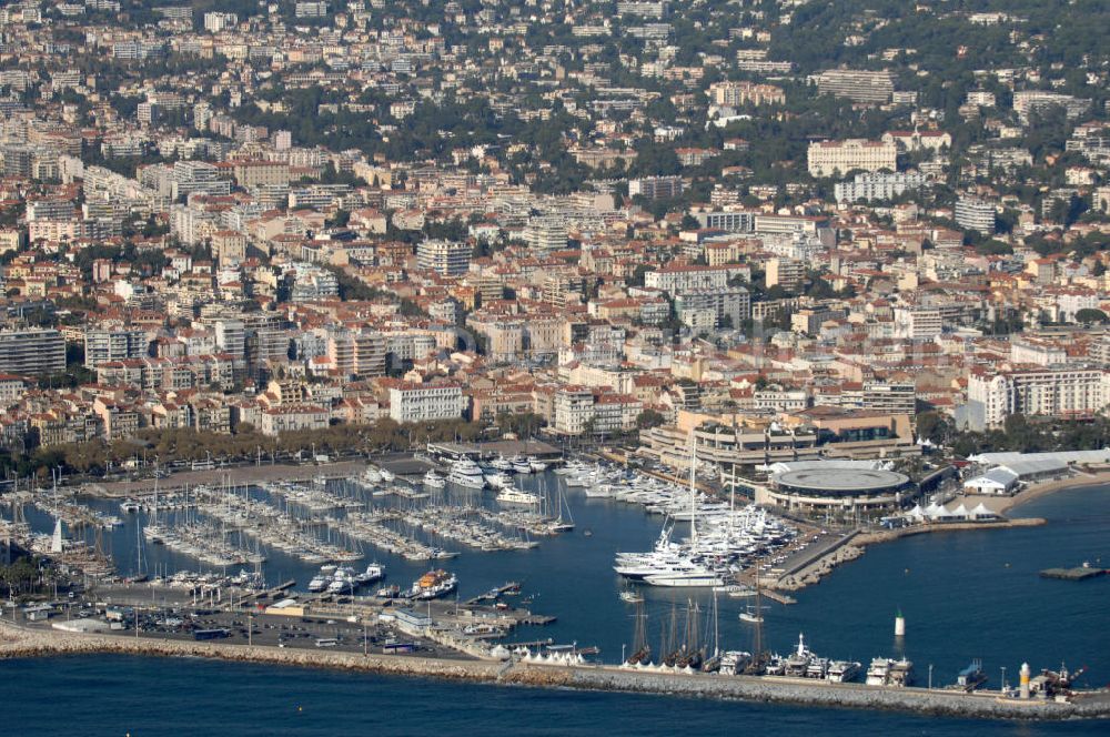 Aerial photograph Cannes - Blick auf den Hafen am Quai Saint-Pierre in Cannes und der Palais des Festivals et des Congrès Cannes. Cannes ist eine Stadt mit ca. 70.200 Einwohnern (2006) in Südfrankreich an der Cote d' Azur im Département Alpes-Maritimes. Kontakt: Palais des Festivals et des Congrès de Cannes, 06403 Cannes, Tel. +33 (0)4 93 39 01 01, Fax +33 (0)4 93 99 37 34,