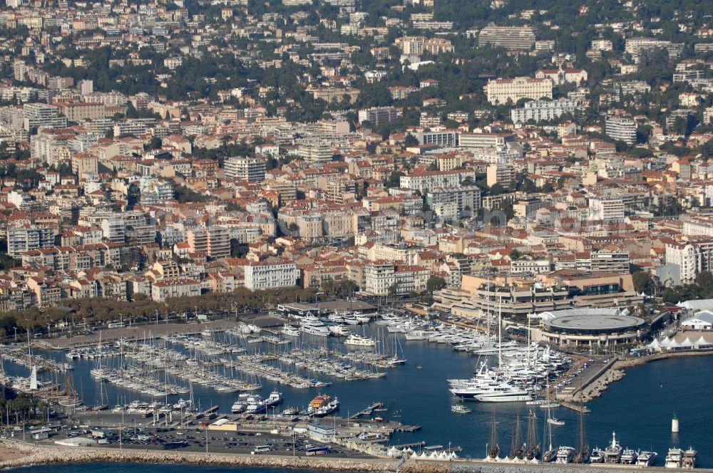 Cannes from above - Blick auf den Hafen am Quai Saint-Pierre in Cannes und der Palais des Festivals et des Congrès Cannes. Cannes ist eine Stadt mit ca. 70.200 Einwohnern (2006) in Südfrankreich an der Cote d' Azur im Département Alpes-Maritimes. Kontakt: Palais des Festivals et des Congrès de Cannes, 06403 Cannes, Tel. +33 (0)4 93 39 01 01, Fax +33 (0)4 93 99 37 34,