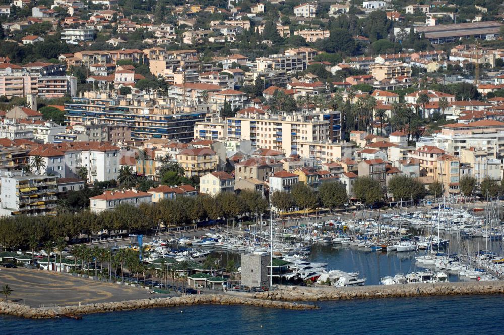 Vallauris from the bird's eye view: Blick auf den Hafen im Stadtteil Golfe-Juan in Vallauris. Vallauris ist eine Gemeinde im Département Alpes-Maritimes in der Region Provence-Alpes-Cote d' Azur im Südosten Frankreichs gelegen. Golfe-Juan als Teil der Gemeinde Vallauris ist an der Cote d' Azur gelegen.