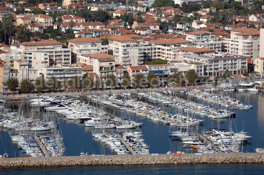 Vallauris from above - Blick auf den Hafen im Stadtteil Golfe-Juan in Vallauris. Vallauris ist eine Gemeinde im Département Alpes-Maritimes in der Region Provence-Alpes-Cote d' Azur im Südosten Frankreichs gelegen. Golfe-Juan als Teil der Gemeinde Vallauris ist an der Cote d' Azur gelegen.