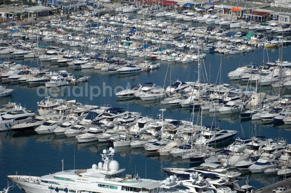 Vallauris from above - Blick auf den Hafen im Stadtteil Golfe-Juan in Vallauris. Vallauris ist eine Gemeinde im Département Alpes-Maritimes in der Region Provence-Alpes-Cote d' Azur im Südosten Frankreichs gelegen. Golfe-Juan als Teil der Gemeinde Vallauris ist an der Cote d' Azur gelegen.