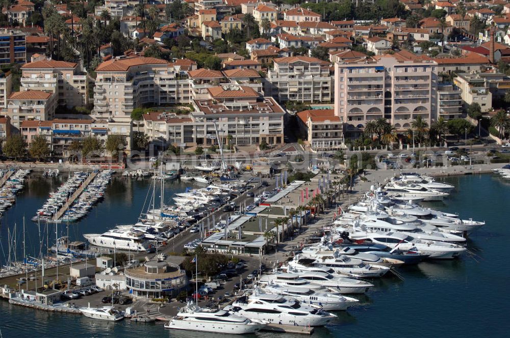 Vallauris from the bird's eye view: Blick auf den Hafen im Stadtteil Golfe-Juan in Vallauris. Vallauris ist eine Gemeinde im Département Alpes-Maritimes in der Region Provence-Alpes-Cote d' Azur im Südosten Frankreichs gelegen. Golfe-Juan als Teil der Gemeinde Vallauris ist an der Cote d' Azur gelegen.