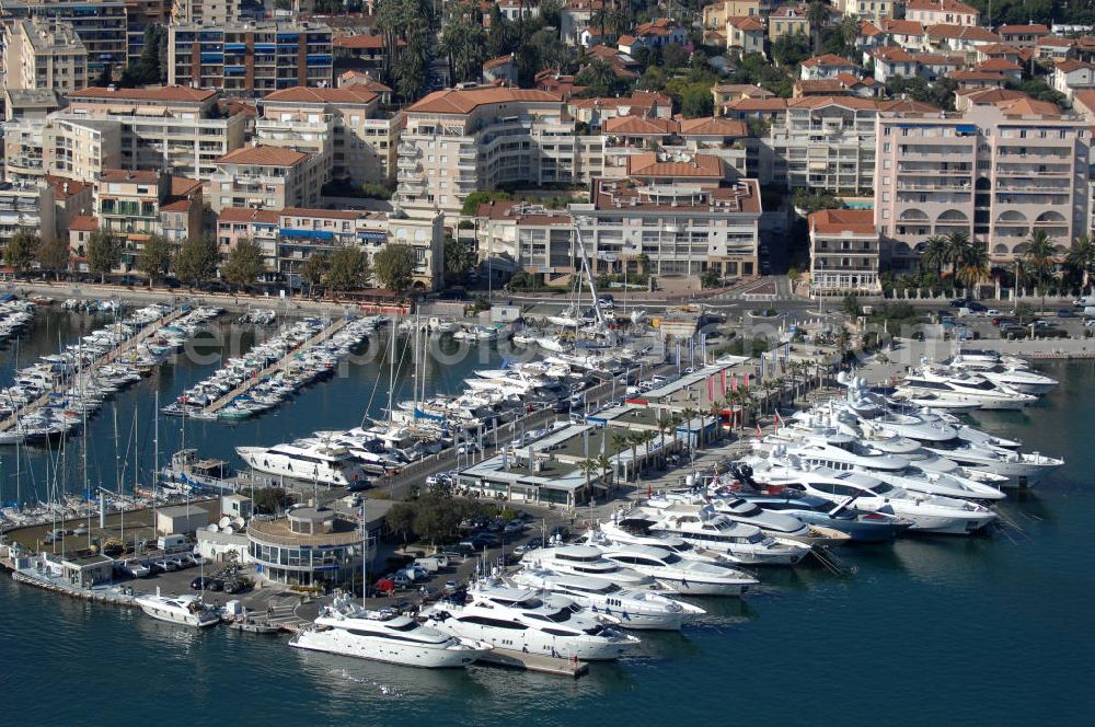 Aerial image Vallauris - Blick auf den Hafen im Stadtteil Golfe-Juan in Vallauris. Vallauris ist eine Gemeinde im Département Alpes-Maritimes in der Region Provence-Alpes-Cote d' Azur im Südosten Frankreichs gelegen. Golfe-Juan als Teil der Gemeinde Vallauris ist an der Cote d' Azur gelegen.