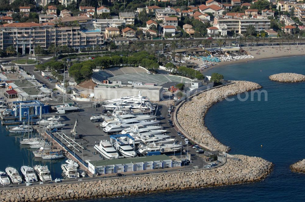 Vallauris from the bird's eye view: Blick auf den Hafen im Stadtteil Golfe-Juan in Vallauris. Vallauris ist eine Gemeinde im Département Alpes-Maritimes in der Region Provence-Alpes-Cote d' Azur im Südosten Frankreichs gelegen. Golfe-Juan als Teil der Gemeinde Vallauris ist an der Cote d' Azur gelegen.