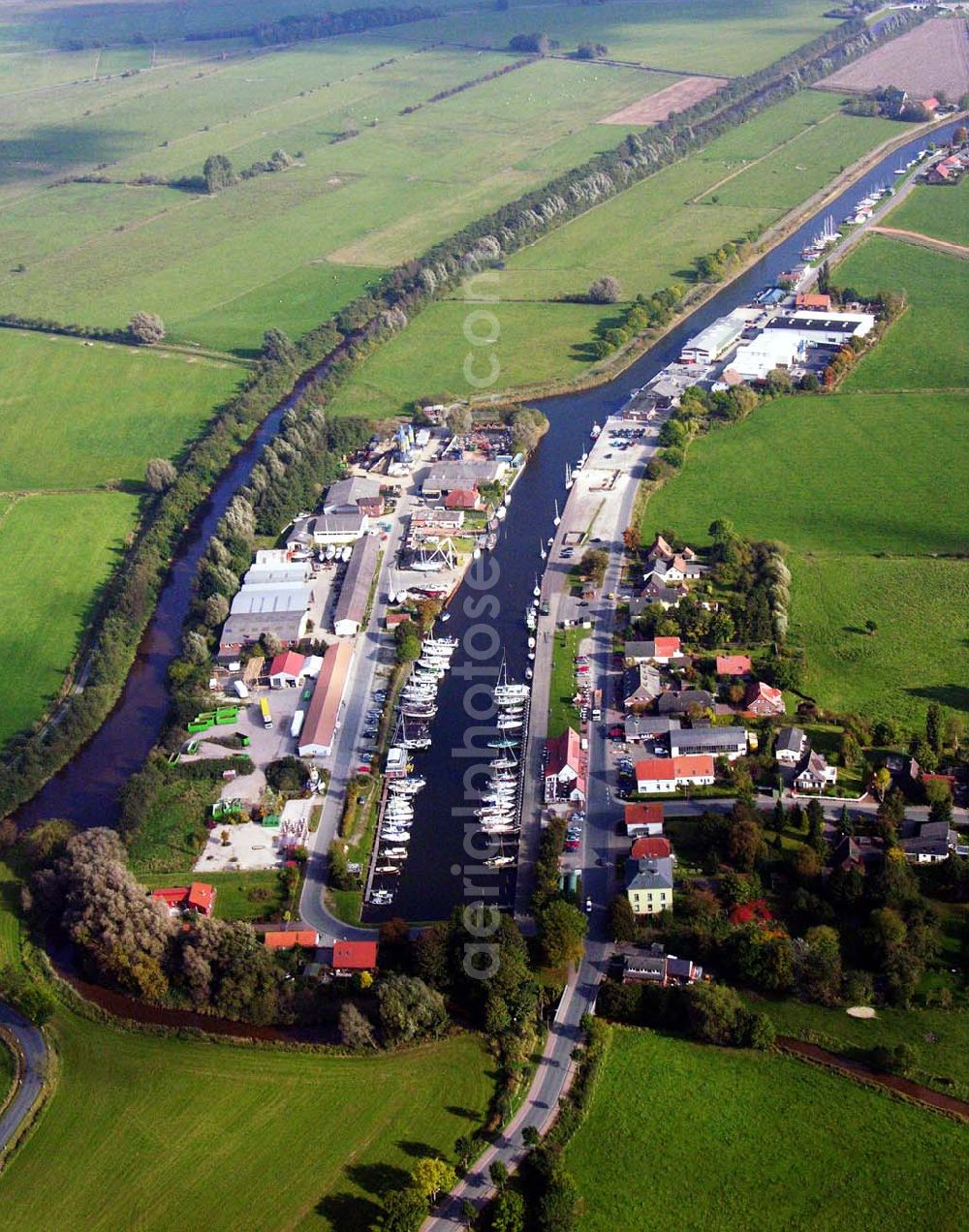 Aerial image Varel - 18.10.2005 Varel; Varelerhafen, im heutigen Aussehen geht auf die Initiative des Großherzogtums Oldenburg von 1858 zurück. Der offene Zugang zur See sollte für den Handel genutzt werden. Ursprünglich wurde im Vareler Hafen wie in an deren Häfen Kaffe, Tabak, Tran, Zucker Baumwolle, Kohle und Vieh umgeschlagen. Nach verschiedenen Umbrüchen dient der Hafen heute vornehmlich der Fischerei, dem Bootsbau sowie den Wasserbootssport.