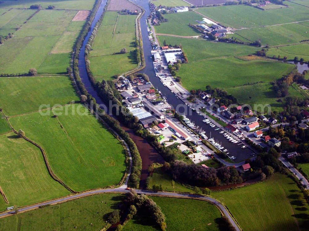 Aerial photograph Varel - 18.10.2005 Varel; Varelerhafen, im heutigen Aussehen geht auf die Initiative des Großherzogtums Oldenburg von 1858 zurück. Der offene Zugang zur See sollte für den Handel genutzt werden. Ursprünglich wurde im Vareler Hafen wie in an deren Häfen Kaffe, Tabak, Tran, Zucker Baumwolle, Kohle und Vieh umgeschlagen. Nach verschiedenen Umbrüchen dient der Hafen heute vornehmlich der Fischerei, dem Bootsbau sowie den Wasserbootssport.