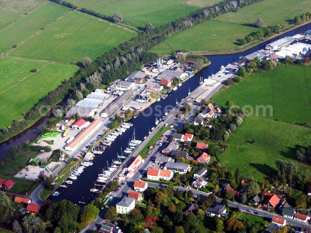 Aerial image Varel - 18.10.2005 Varel; Varelerhafen, im heutigen Aussehen geht auf die Initiative des Großherzogtums Oldenburg von 1858 zurück. Der offene Zugang zur See sollte für den Handel genutzt werden. Ursprünglich wurde im Vareler Hafen wie in an deren Häfen Kaffe, Tabak, Tran, Zucker Baumwolle, Kohle und Vieh umgeschlagen. Nach verschiedenen Umbrüchen dient der Hafen heute vornehmlich der Fischerei, dem Bootsbau sowie den Wasserbootssport.