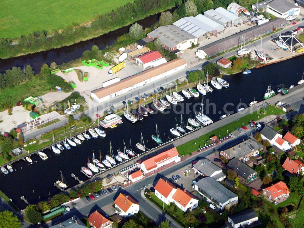 Aerial photograph Varel - 18.10.2005 Varel; Varelerhafen, im heutigen Aussehen geht auf die Initiative des Großherzogtums Oldenburg von 1858 zurück. Der offene Zugang zur See sollte für den Handel genutzt werden. Ursprünglich wurde im Vareler Hafen wie in an deren Häfen Kaffe, Tabak, Tran, Zucker Baumwolle, Kohle und Vieh umgeschlagen. Nach verschiedenen Umbrüchen dient der Hafen heute vornehmlich der Fischerei, dem Bootsbau sowie den Wasserbootssport.