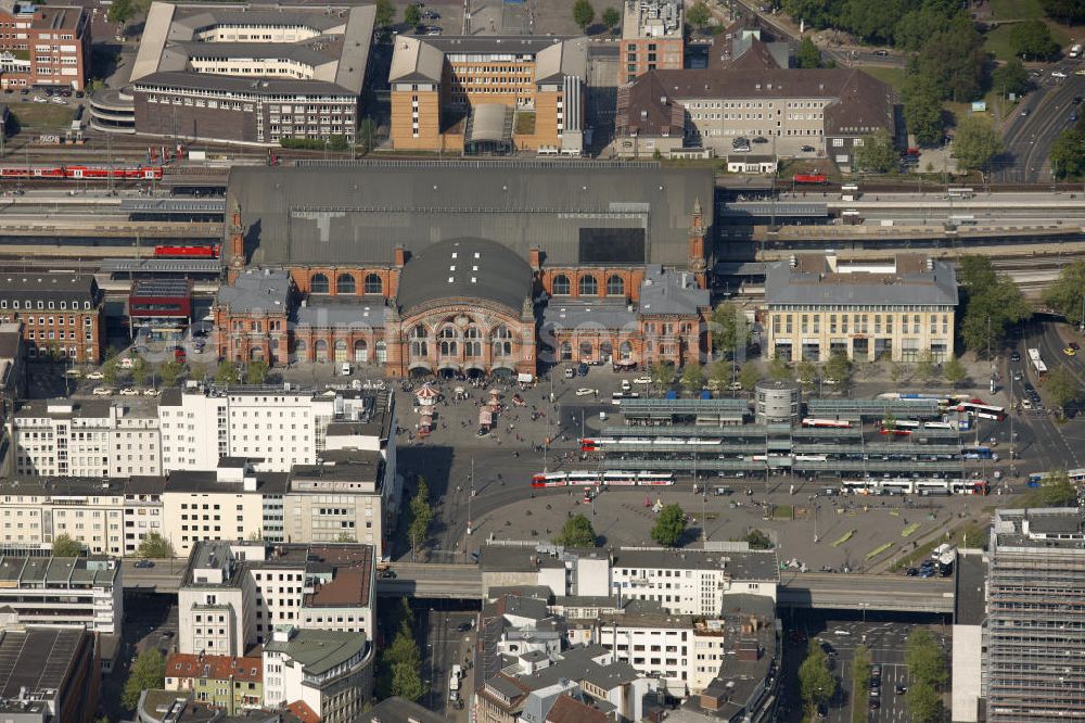 Bremen from the bird's eye view: The main train station in Bremen is located in the northeastern city center and serves as a hub for both regional as well as national and international long distance traffic. Below the track runs the shopping center Bahnhofspassage. In the background is the station for the streetcar located