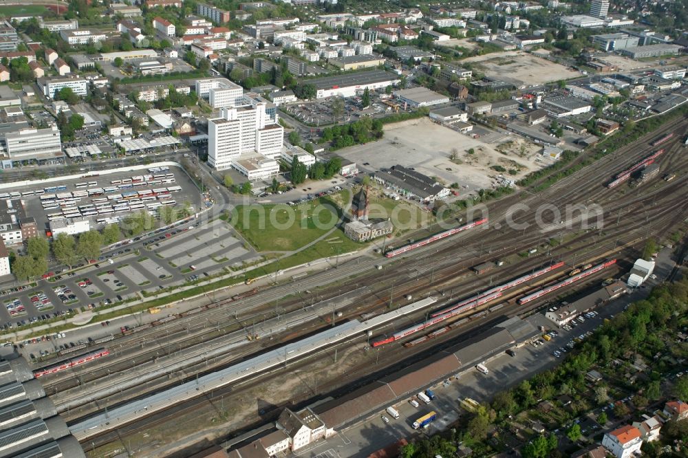 Wiesbaden Südost from above - View of the railway tracks of the main station of Deutsche Bahn in the district Suedost of Wiesbaden in Hesse