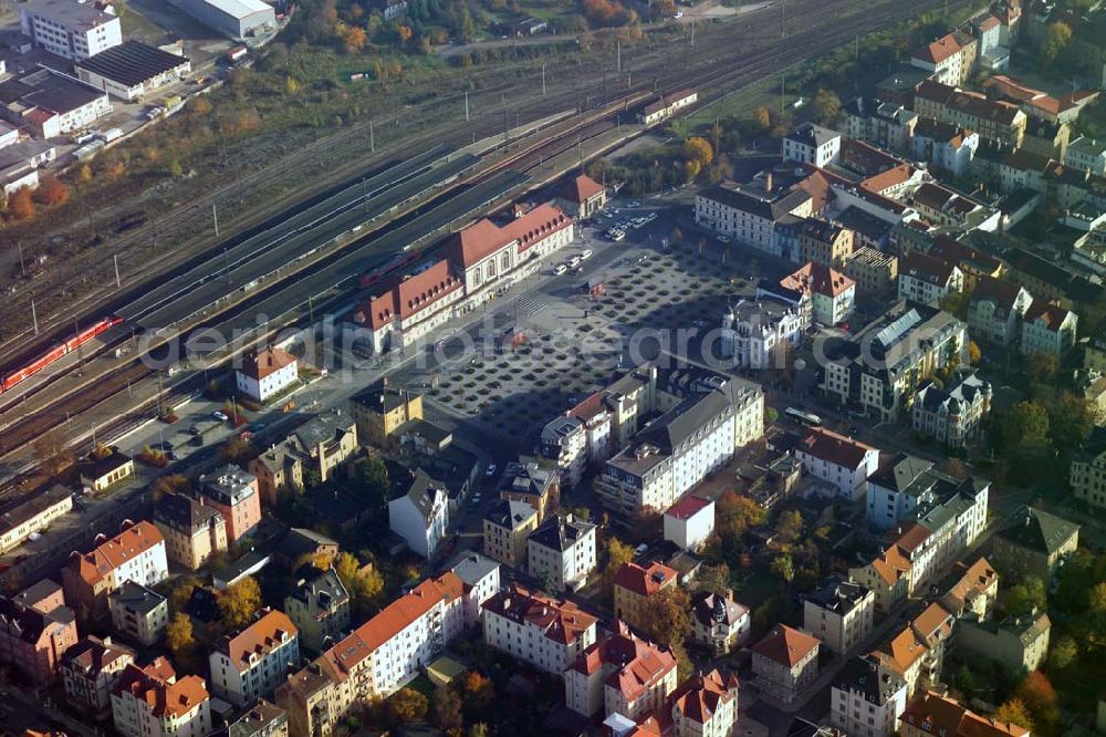 Weimar from the bird's eye view: Der der Hauptbahnhof bildet den nördlichen Abschluss des Bahnhofsviertels mit der Carl-August-Allee als zentraler Achse. Der 1999 sanierte Bau von 1922 steht dort, wo der erste Weimarer Bahnhof 1846 für die Strecke Halle-Erfurt-Kassel errichtet worden war.