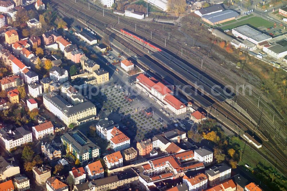 Weimar from above - Der der Hauptbahnhof bildet den nördlichen Abschluss des Bahnhofsviertels mit der Carl-August-Allee als zentraler Achse. Der 1999 sanierte Bau von 1922 steht dort, wo der erste Weimarer Bahnhof 1846 für die Strecke Halle-Erfurt-Kassel errichtet worden war.