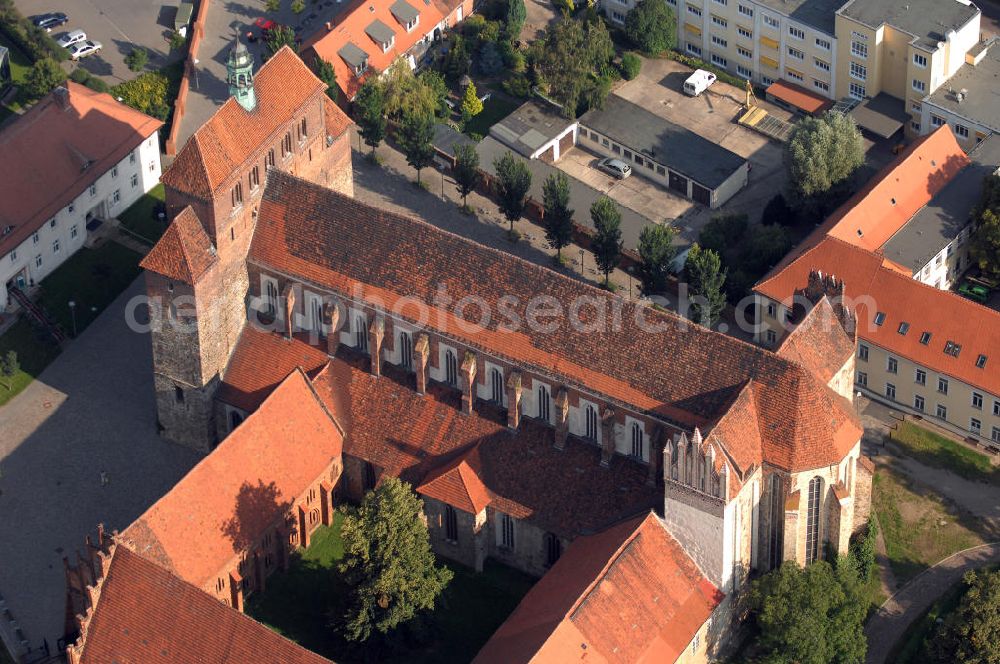 Havelberg from the bird's eye view: Der Havelberger Domkomplex liegt an der Straße der Romanik, die durch Sachsen-Anhalt führt. Diese Straße verbindet die Dome, Burgen, Klöster und Kirchen die in der Zeit vom 10. bis Mitte des 13. Jahrhundert entstanden, und somit ein Zeichen der Christianisierung sind.