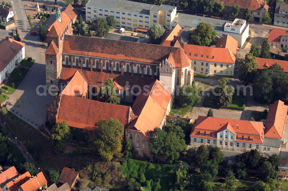 Aerial image Havelberg - Der Havelberger Domkomplex liegt an der Straße der Romanik, die durch Sachsen-Anhalt führt. Diese Straße verbindet die Dome, Burgen, Klöster und Kirchen die in der Zeit vom 10. bis Mitte des 13. Jahrhundert entstanden, und somit ein Zeichen der Christianisierung sind.