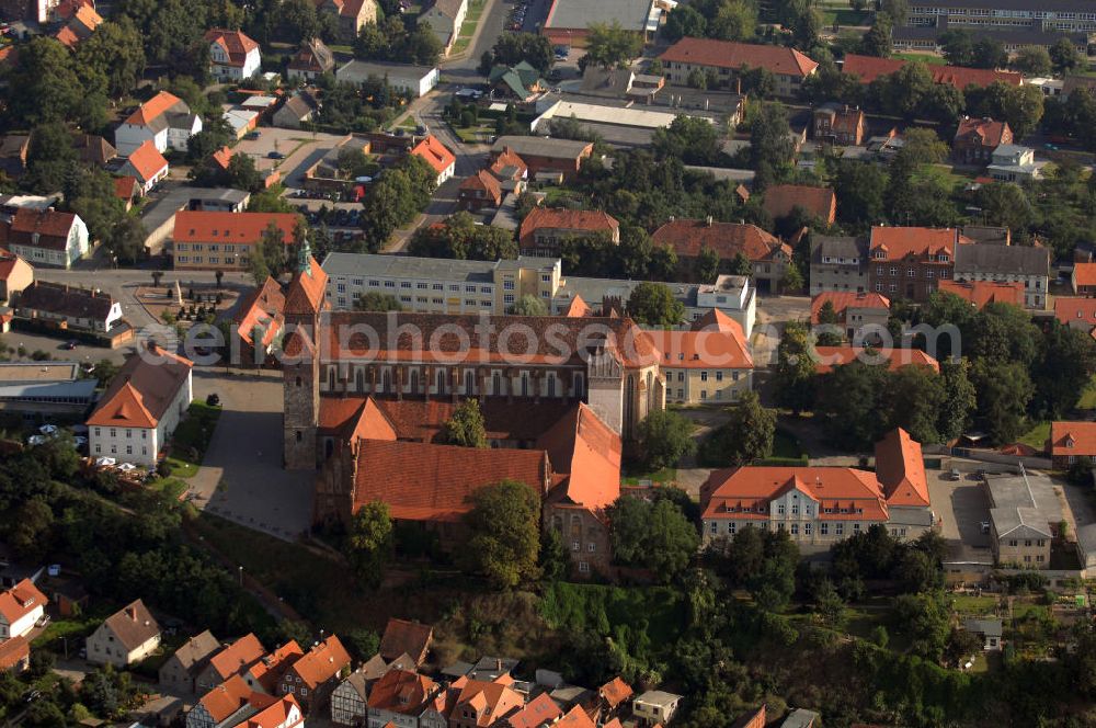 Aerial photograph Havelberg - Der Havelberger Domkomplex liegt an der Straße der Romanik, die durch Sachsen-Anhalt führt. Diese Straße verbindet die Dome, Burgen, Klöster und Kirchen die in der Zeit vom 10. bis Mitte des 13. Jahrhundert entstanden, und somit ein Zeichen der Christianisierung sind.