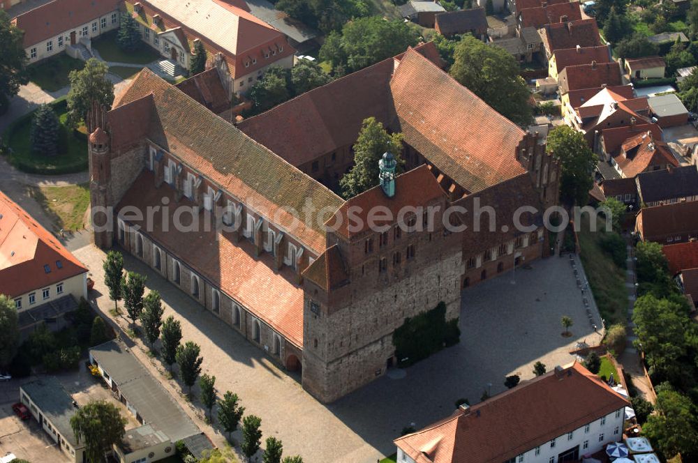 Havelberg from above - Der Havelberger Domkomplex liegt an der Straße der Romanik, die durch Sachsen-Anhalt führt. Diese Straße verbindet die Dome, Burgen, Klöster und Kirchen die in der Zeit vom 10. bis Mitte des 13. Jahrhundert entstanden, und somit ein Zeichen der Christianisierung sind.