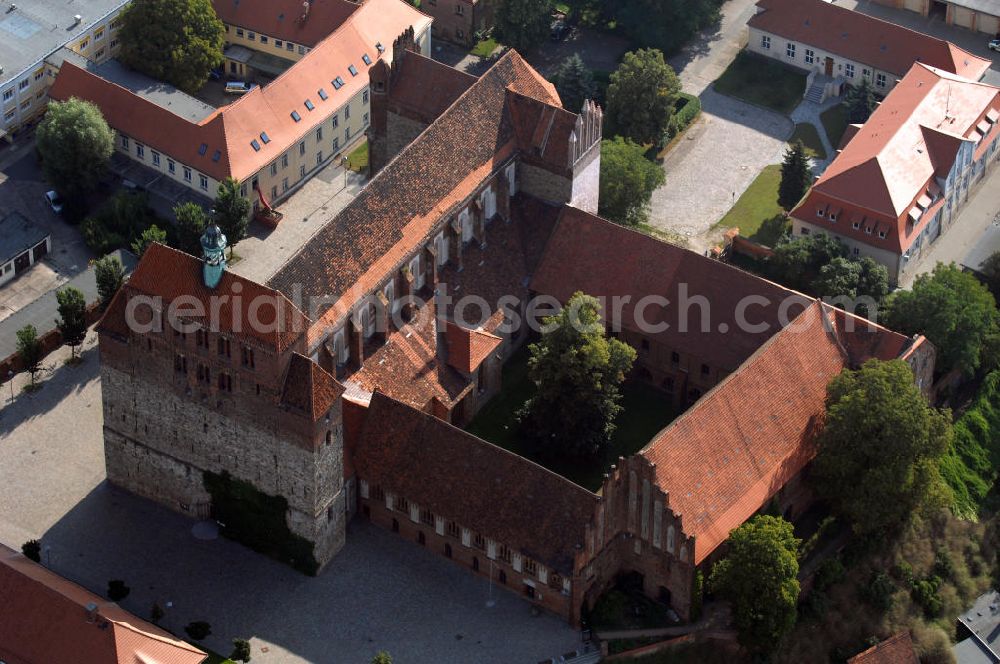 Havelberg from the bird's eye view: Der Havelberger Domkomplex liegt an der Straße der Romanik, die durch Sachsen-Anhalt führt. Diese Straße verbindet die Dome, Burgen, Klöster und Kirchen die in der Zeit vom 10. bis Mitte des 13. Jahrhundert entstanden, und somit ein Zeichen der Christianisierung sind.